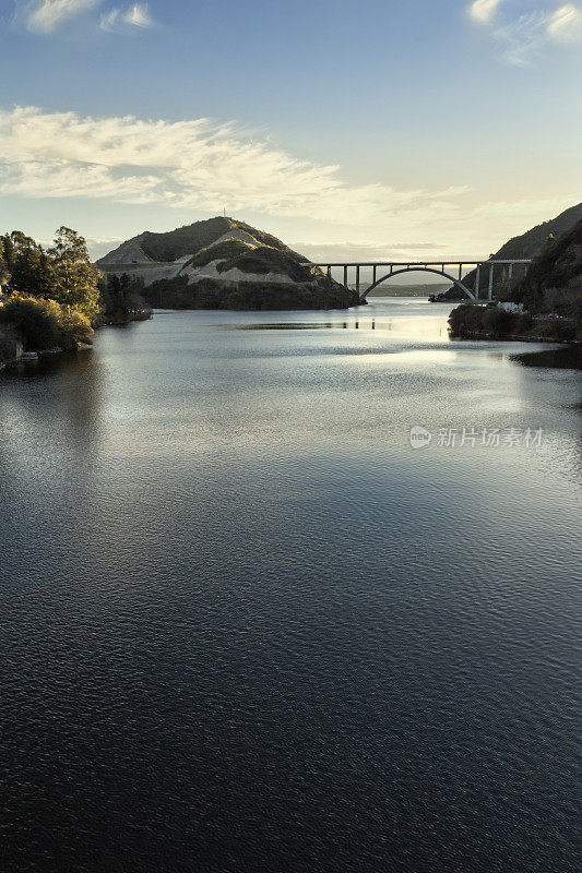 日落时的圣罗克湖，在背景José曼努埃尔德拉索塔桥。Villa Carlos Paz, Córdoba，阿根廷。